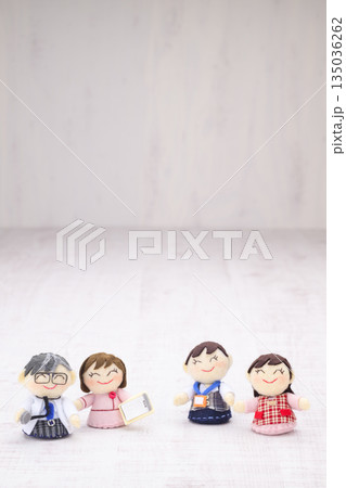 医師、看護師、OL、主婦の人形 135036262