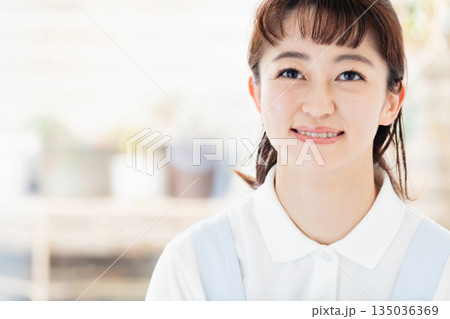 介護士の女性 135036369