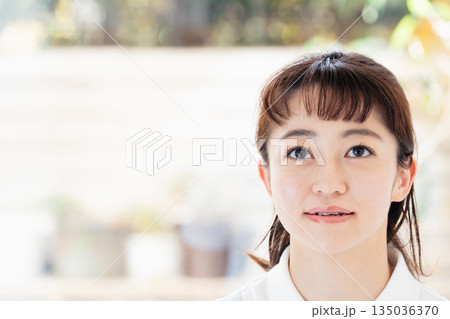 介護士の女性 135036370