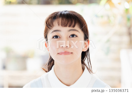介護士の女性 介護士の女性 135036371