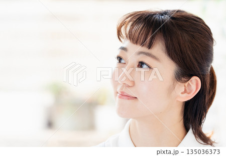 介護士の女性 135036373