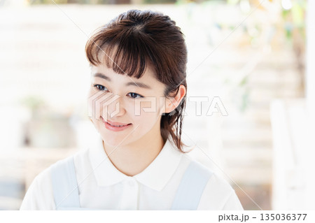 介護士の女性 介護士の女性 135036377