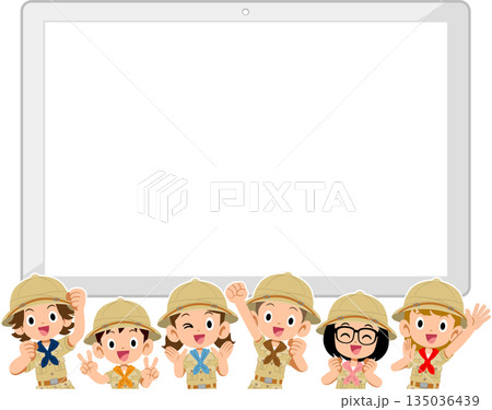 空欄のタブレットPCと探検隊の服を着た子供の上半身 135036439