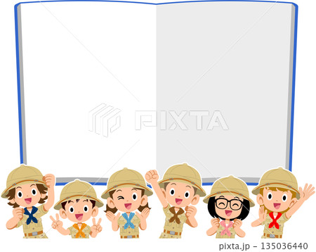 空欄のノートと探検隊の服を着た子供の上半身 空欄のノートと探検隊の服を着た子供の上半身 135036440