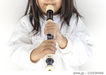 5歳の女の子がリコーダーを吹く（顔無し、日本人） 135036488