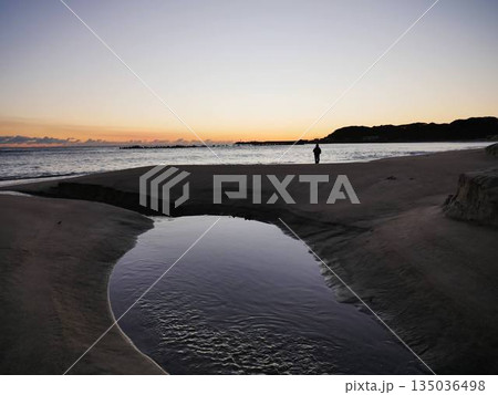 日の出前の海岸 135036498