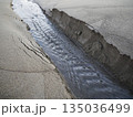 砂浜を削る川 135036499