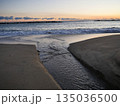 波が打ち寄せる波 135036500