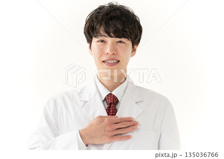 医療　若い医師 135036766