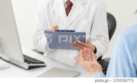 医療　対面　手元 135036773
