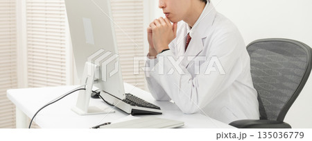 医療 若い医師 手元 悩む 医療 若い医師 手元 悩む 135036779