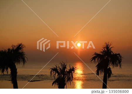 徳之島の夕日/与名間サンセットビーチ 徳之島の夕日/与名間サンセットビーチ 135036800