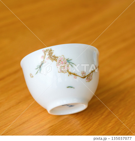 日本茶の湯飲みまたは台湾茶、中国茶の茶杯またはお酒の盃（斜め置きで正面から撮影　手書きの絵柄） 135037077