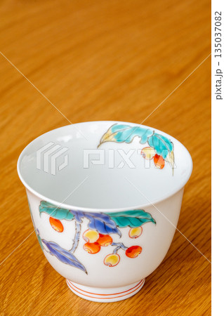 日本茶の湯飲みまたは台湾茶、中国茶の茶杯またはお酒の盃（斜め置きで正面から撮影　さくらんぼ柄） 135037082