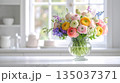 白いキッチンの上の春のお花のブーケ 135037371