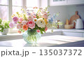 白いキッチンの上の春のお花のブーケ 135037372