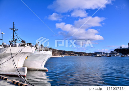 気仙沼港　新年の船と海と 135037384