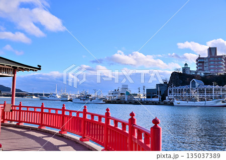 気仙沼港　新年の船と海と 135037389