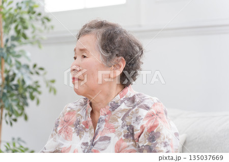 心配する80代後期高齢者女性 135037669