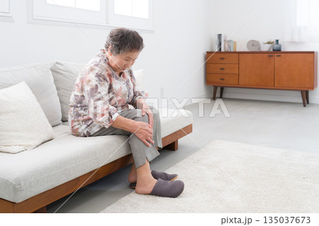 膝が痛い80代後期高齢者女性 135037673