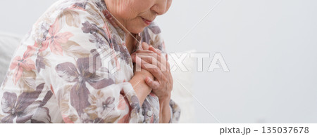 胸痛の80代後期高齢者女性 胸痛の80代後期高齢者女性 135037678