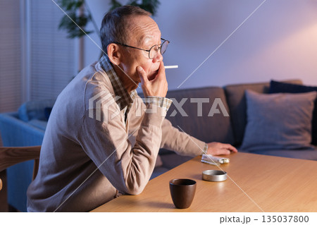 タバコを吸うシニア男性 135037800