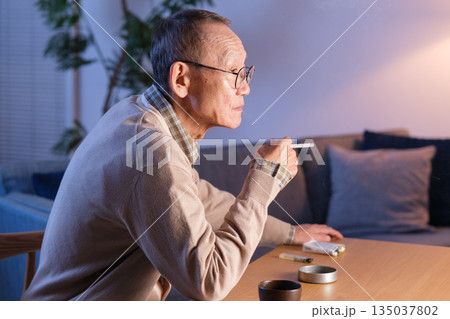 タバコを吸うシニア男性 タバコを吸うシニア男性 135037802