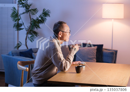 タバコを吸うシニア男性 135037806