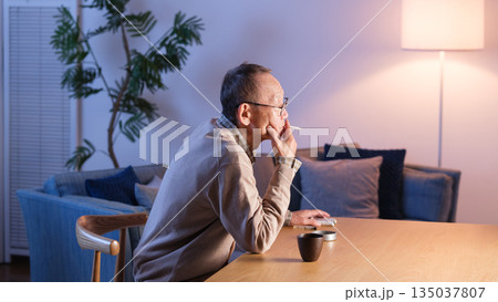 タバコを吸うシニア男性 135037807