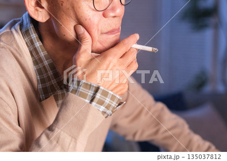 タバコを吸うシニア男性　手元 135037812