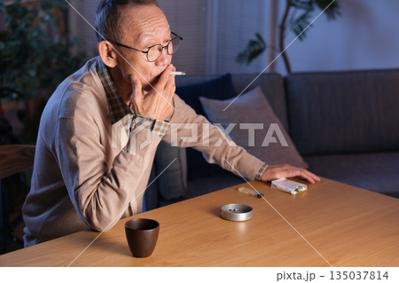 タバコを吸うシニア男性 135037814