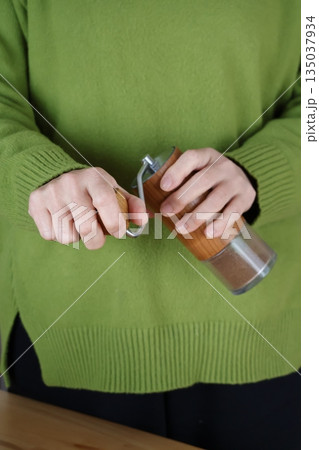 コーヒー豆を挽く 135037934