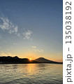 夕日が沈む海 135038192