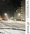 人知らずに街に降る雪 135038195