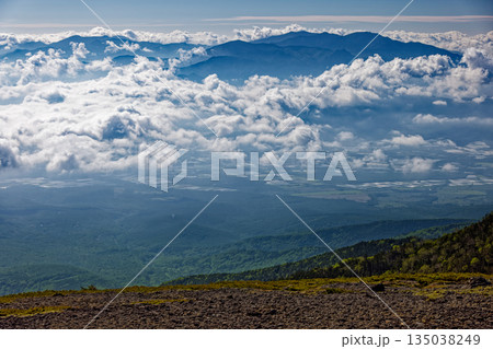 八ヶ岳連峰・硫黄岳から見る奥秩父の山並み 135038249