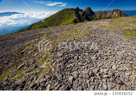 八ヶ岳連峰・硫黄岳から見る横岳・赤岳・阿弥陀岳と富士山・奥秩父の山並み 八ヶ岳連峰・硫黄岳から見る横岳・赤岳・阿弥陀岳と富士山・奥秩父の山並み 135038252