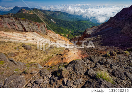 八ヶ岳連峰・硫黄岳の爆裂火口と天狗岳・蓼科山の眺め 八ヶ岳連峰・硫黄岳の爆裂火口と天狗岳・蓼科山の眺め 135038256