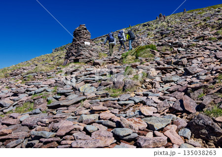 八ヶ岳連峰・硫黄岳稜線を行く登山者 八ヶ岳連峰・硫黄岳稜線を行く登山者 135038263