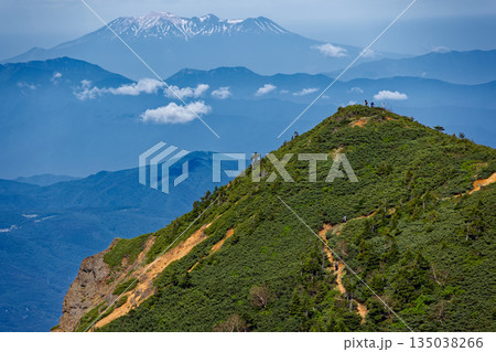 八ヶ岳連峰・硫黄岳稜線から見る赤岩ノ頭と御嶽 八ヶ岳連峰・硫黄岳稜線から見る赤岩ノ頭と御嶽 135038266