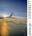 飛行機から見た夕焼け 135038277