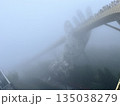 霧に包まれる神の手 135038279