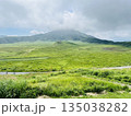 緑の草原を見守る壮大な山 135038282