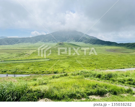 緑の草原を見守る壮大な山 緑の草原を見守る壮大な山 135038282