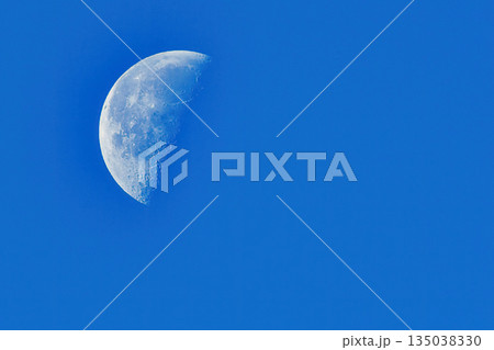 青空に浮かぶ白い月 135038330