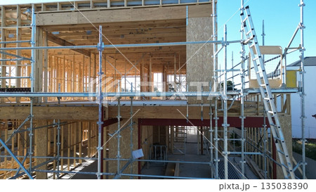 木造住宅の建設現場　新築戸建て住宅の骨組み構造 135038390