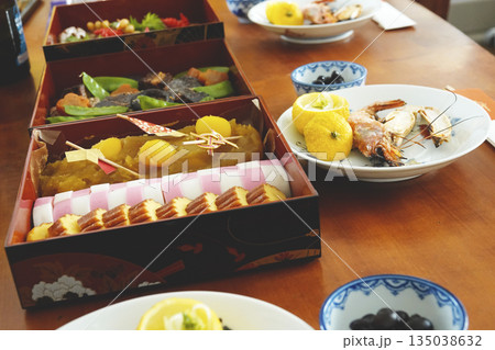 お正月 我が家の定番 お節料理と海老と蟹の先付 135038632
