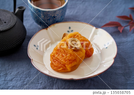 干し柿の茶菓子と日本茶 干し柿の茶菓子と日本茶 135038705
