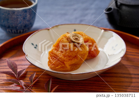 干し柿の茶菓子と日本茶 135038711