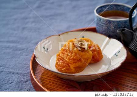 干し柿の茶菓子と日本茶 干し柿の茶菓子と日本茶 135038713