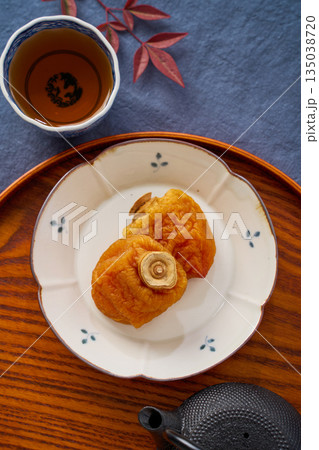 干し柿の茶菓子と日本茶 干し柿の茶菓子と日本茶 135038720